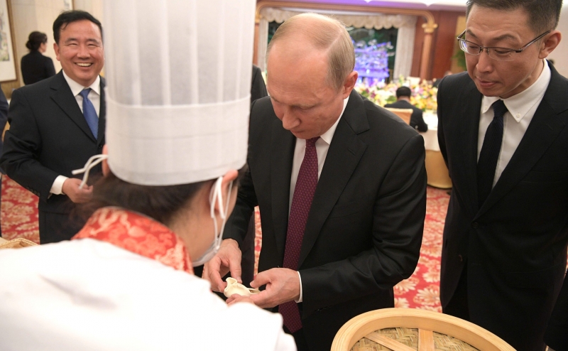 Владимир Путин часто пробует и даже готовит традиционные блюда