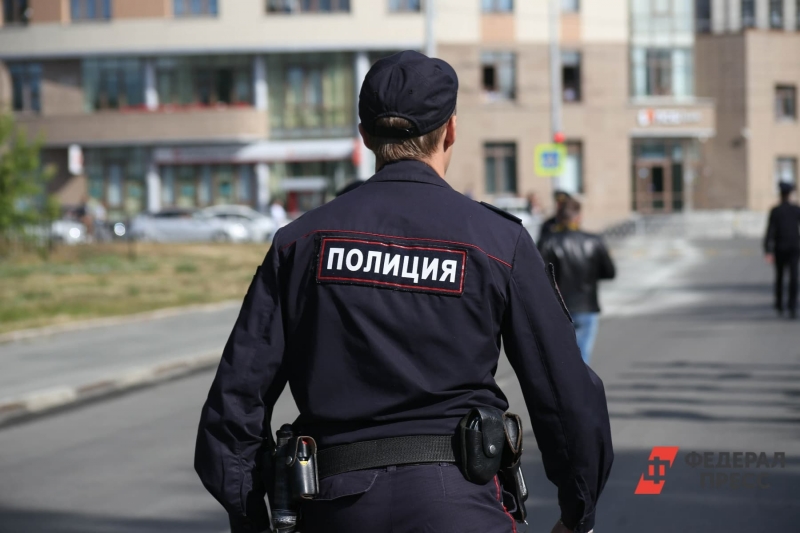 Полицейский во дворе дома в Петербурге