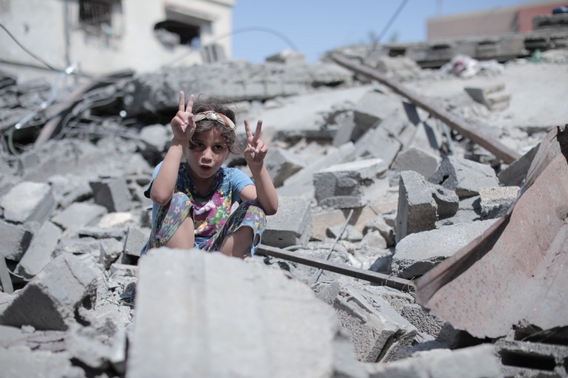 палестинская девочка показывает знак победы