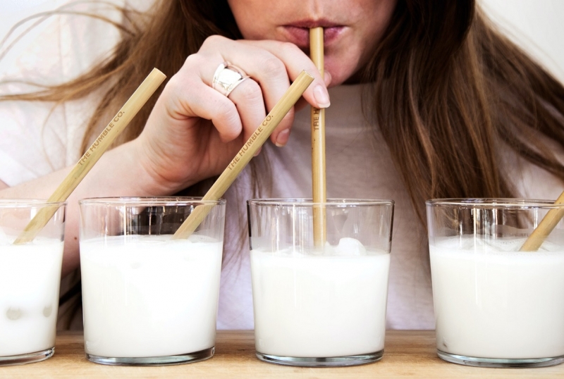женщина пьет молоко