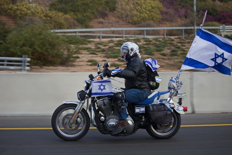 мотоциклист с флагами израиля
