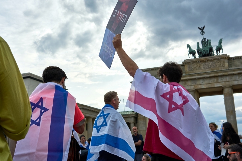 люди с флагами израиля в берлине