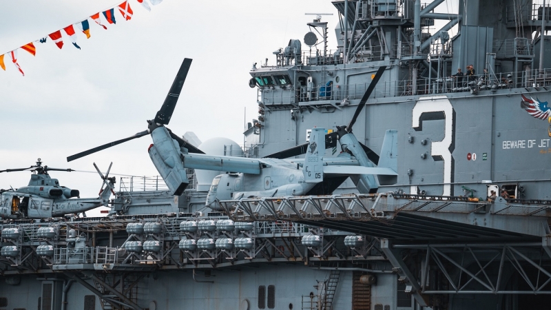 военный корабль с вертолетами нато