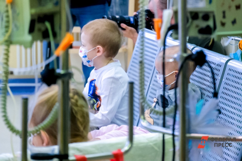 Ребенок в маске в больничной палате