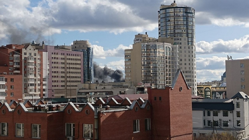 Столб черного дыма становится все гуще