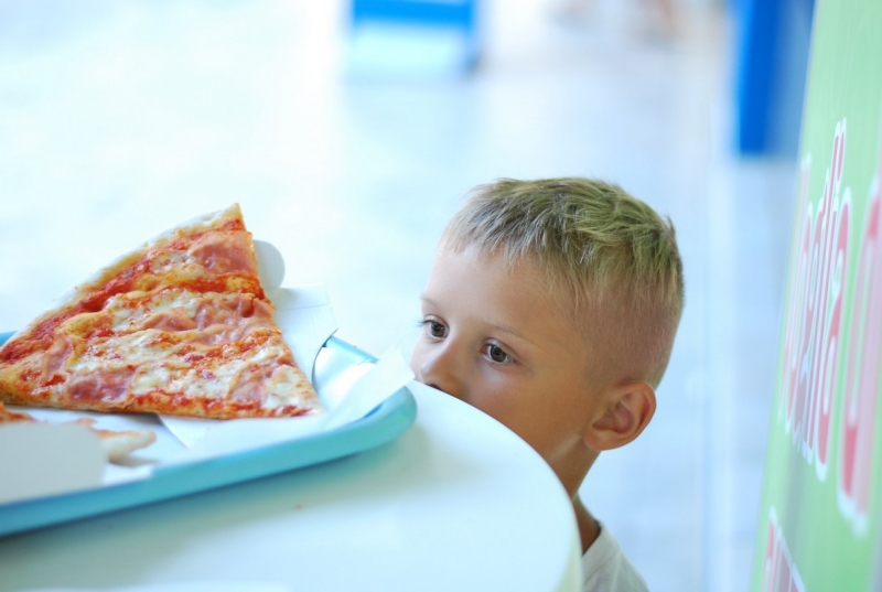 ребенок очень хочет пиццу