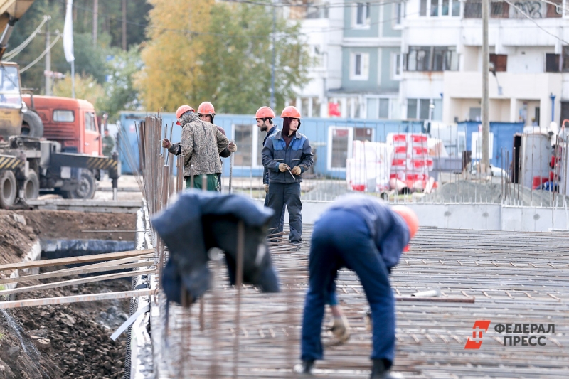 Мигранты работают на стройке