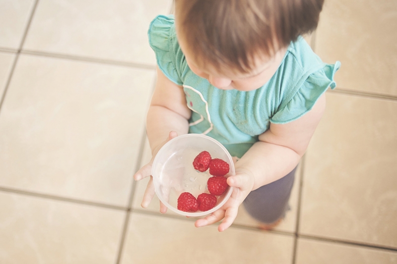 Ребенок с ягодами