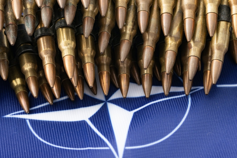 Патроны лежат на символе НАТО