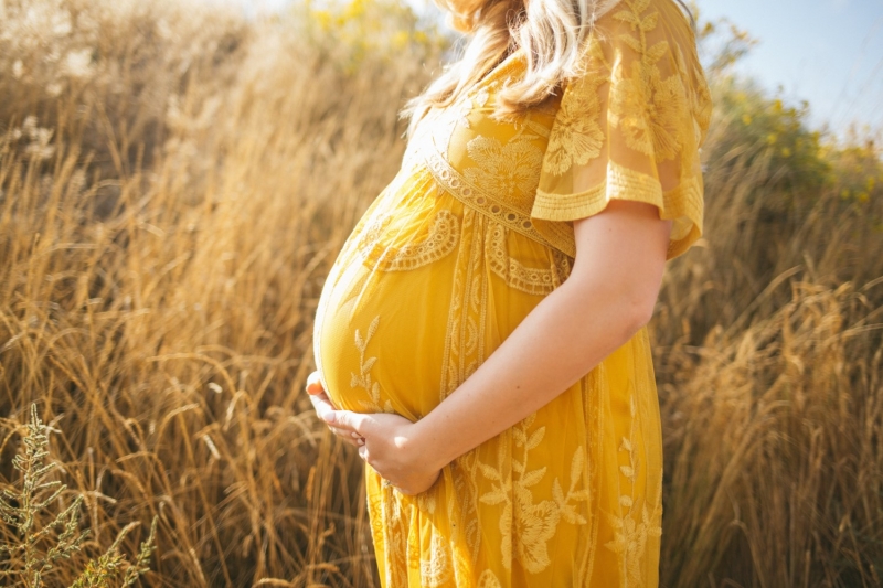 Беременная девушка в поле