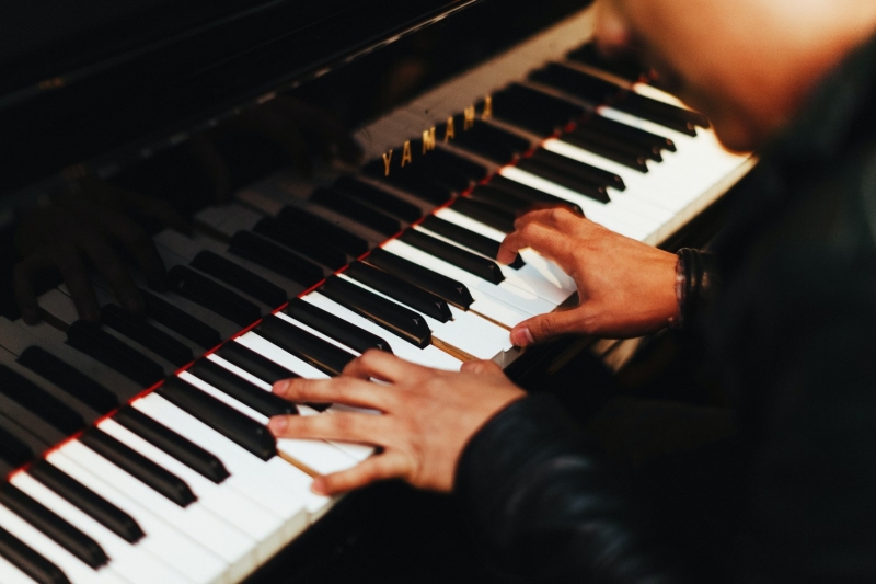 Музыкант играет на клавишных