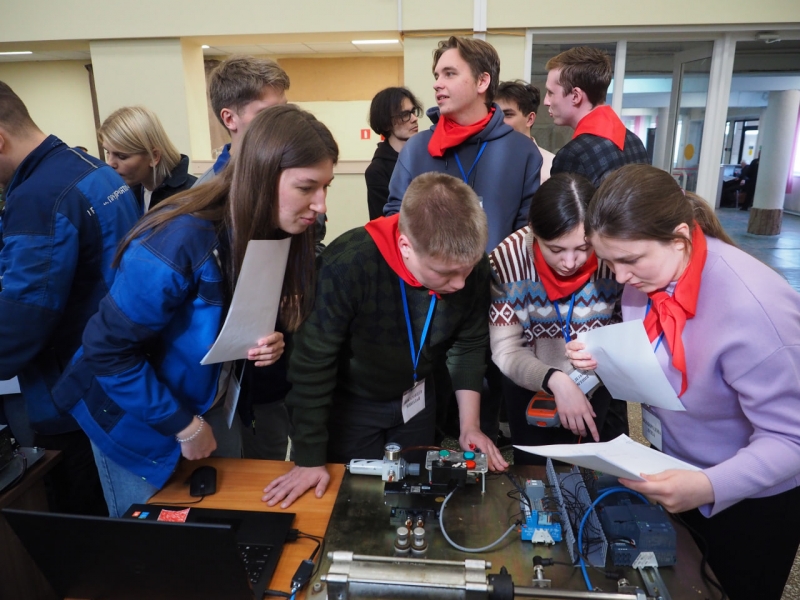 участники бумажных игр