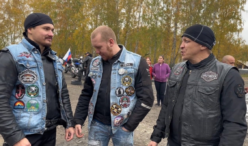 Мотоциклисты на слете встречают старых друзей и деляться планами