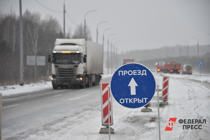 Фура на зимней трассе