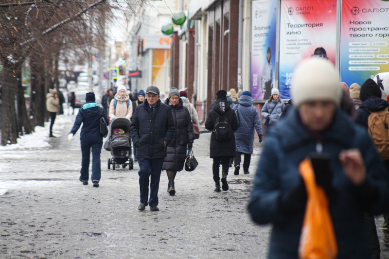 Люди идут по городу