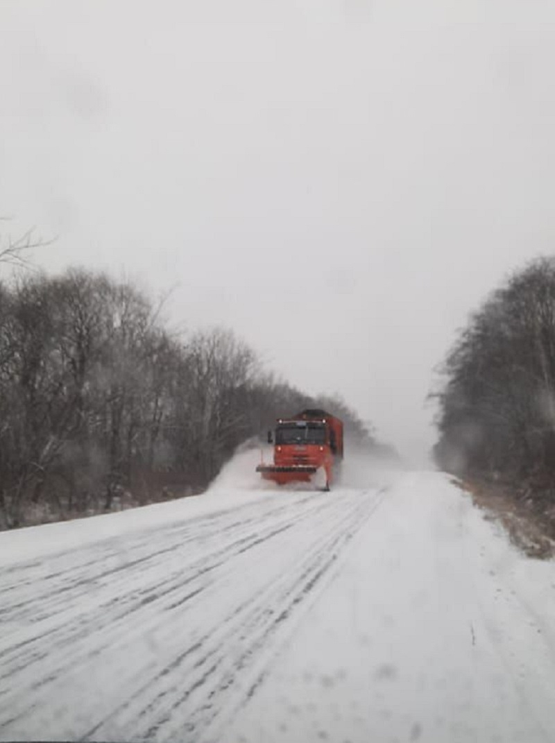 Из-за снегопада в Приморье перекрыли трассы