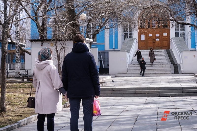 Прихожане стоят у православного храма