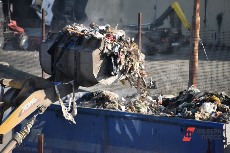 В переулке Каратузский краевой столицы мусор был разбросан на площади до 200 квадратных метров