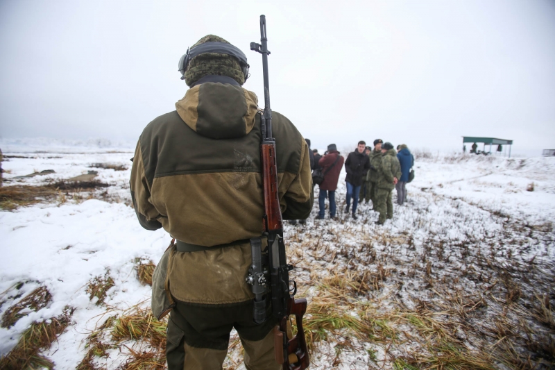 Военный с винтовкой зимой в поле