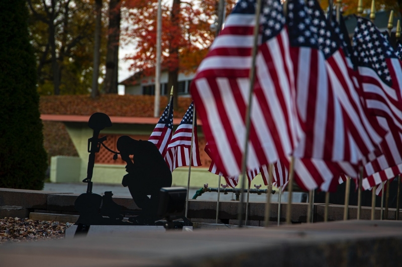 флаги сша на кладбище военных