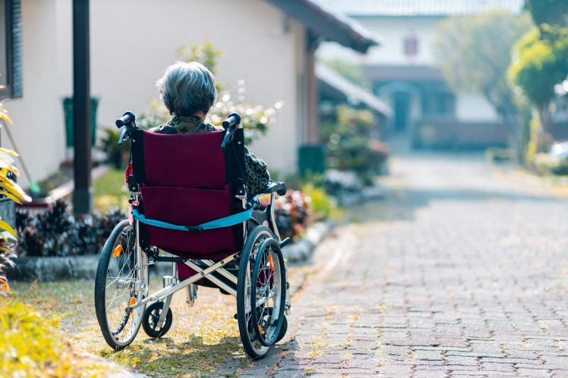 пожилая женщина в инвалидном кресле