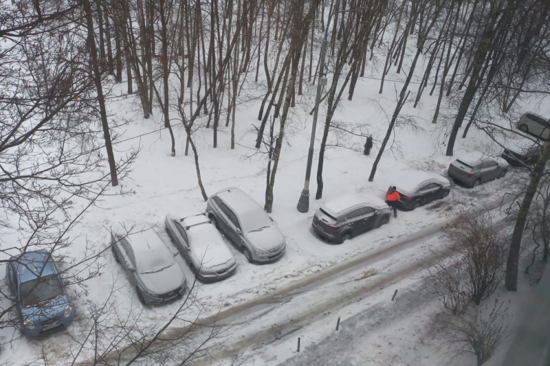 В машине у каждого автовладельца должен быть инвентарь для очистки от снега