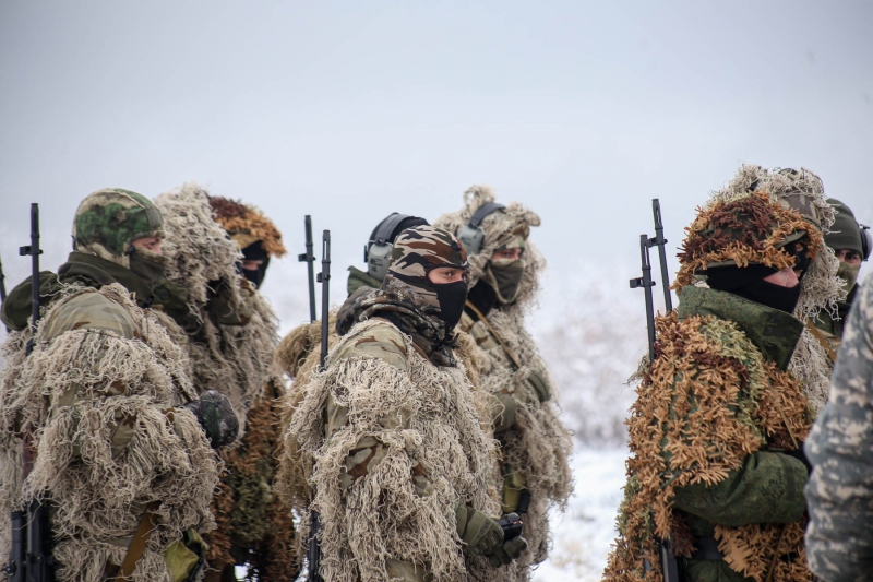 Российские военные в маскировочных костюмах