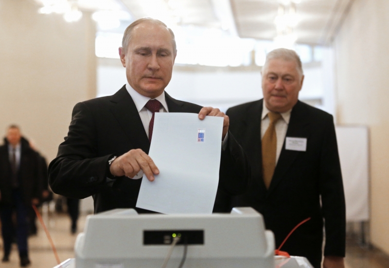 Президент Путин голосует на выборах