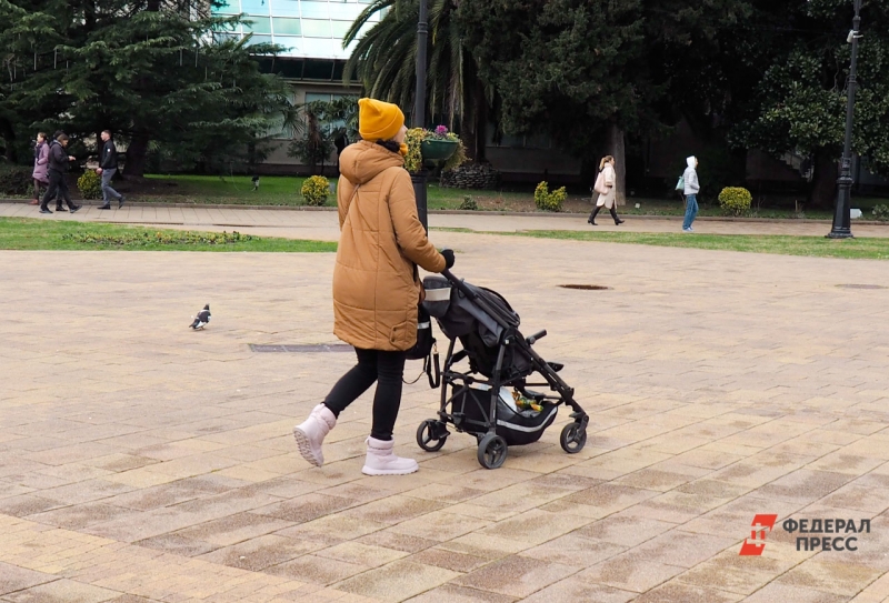 Молодая мама гуляет с ребенком