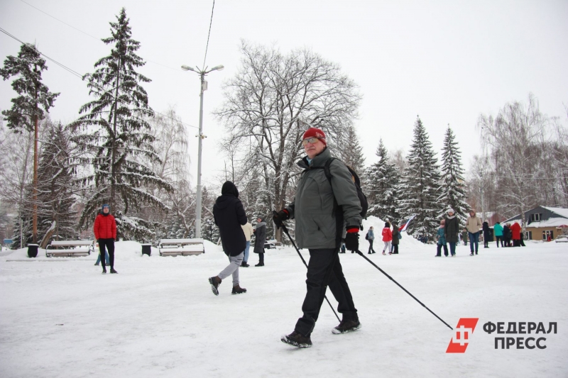 Мужчина занимается зимними видами спорта