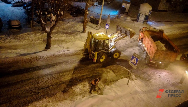 Екатеринбург эстренно чистят от снега