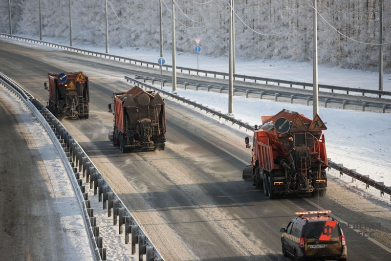 Спецтехника в усиленном режиме работает на дорогах