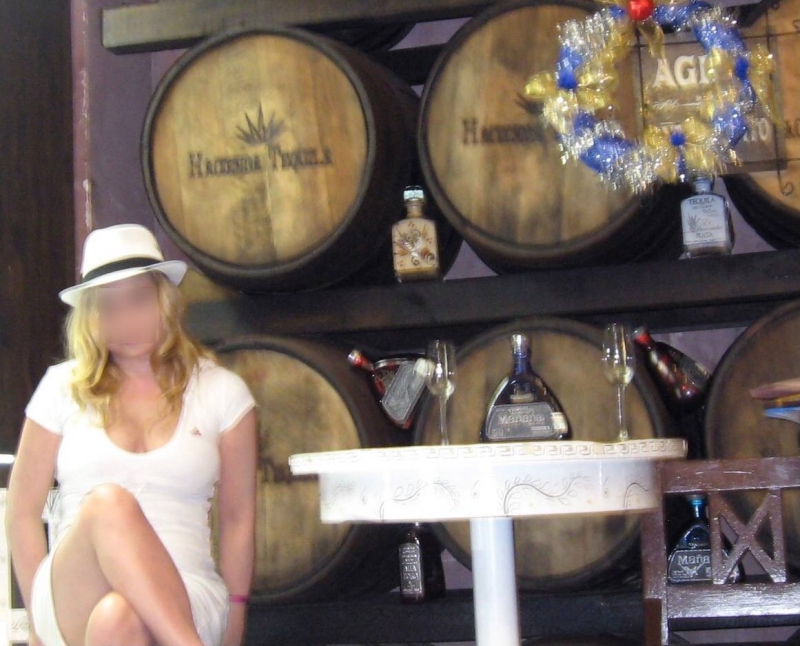 Девушка на фоне винных бочек