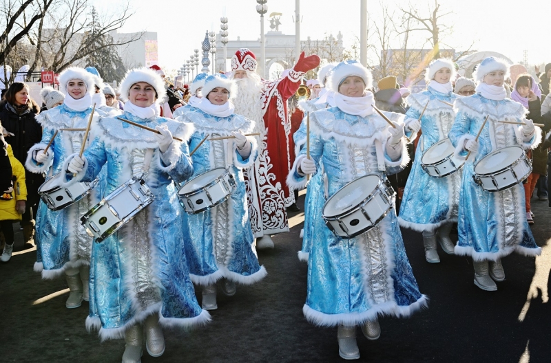 Парад снегурочек украсил праздник