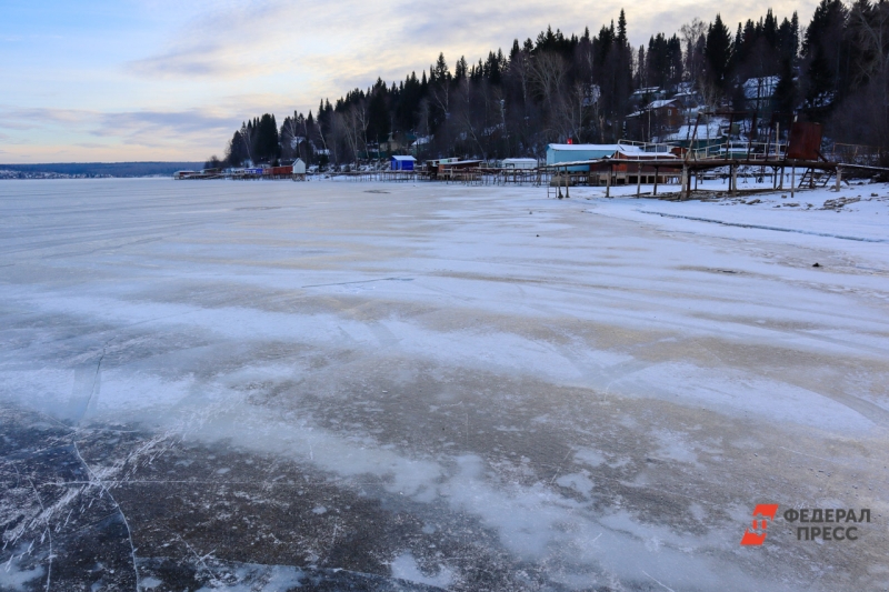 Рыбаки не боятся выходить на тонкий лед
