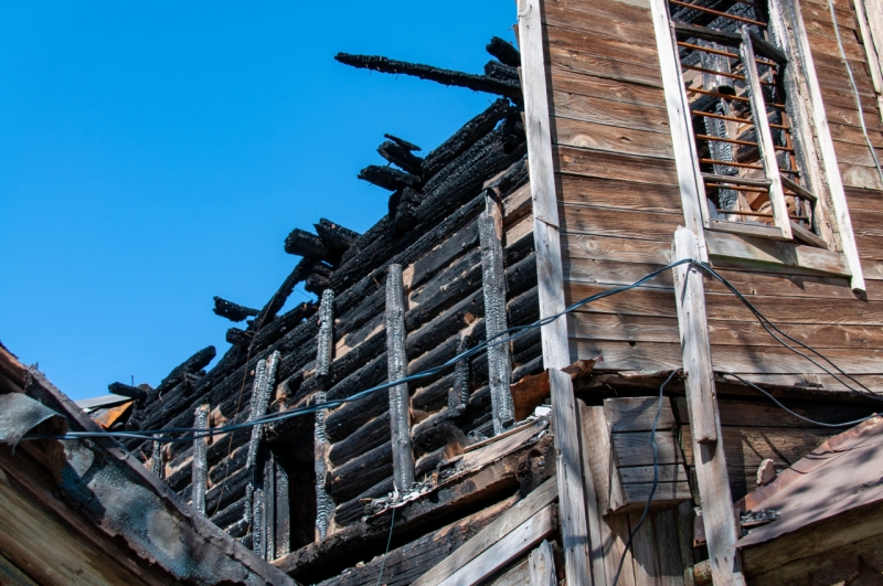 сгоревший деревянный дом