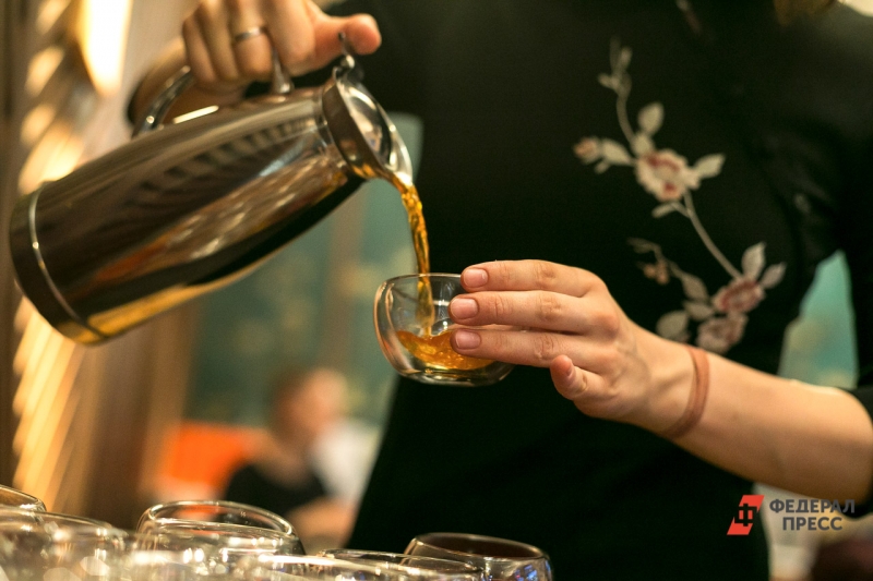 Чай разливают по чашкам