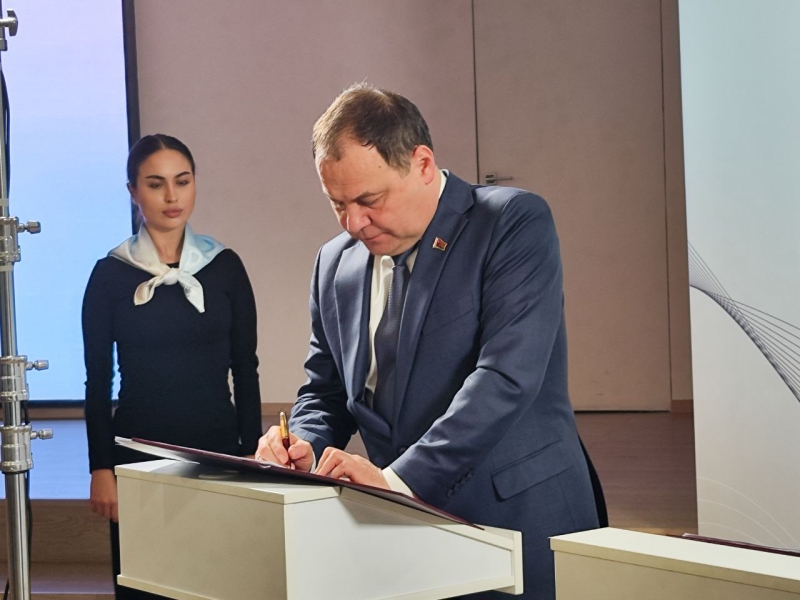 Роман Головченко ставит свою подпись в протоколе