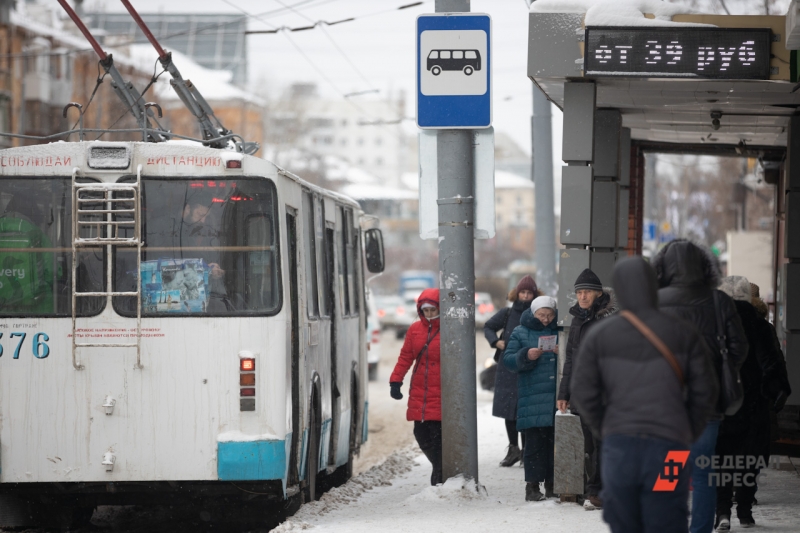 Екатеринбуржцы ждут автобус на остановке