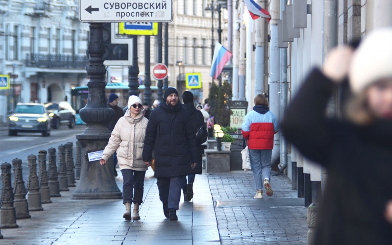 Мужчина и женщина гуляют на улице