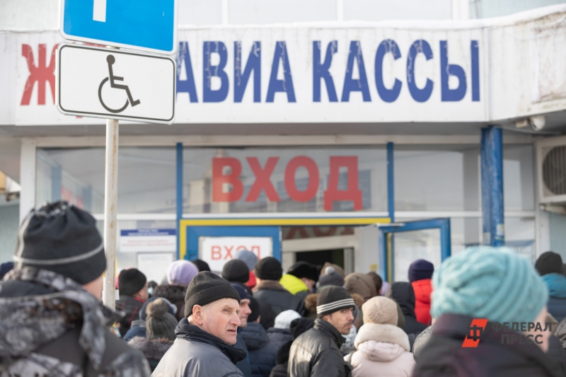 Из-за морозов многие жители городов-спутников Екатеринбурга не могут уехать домой