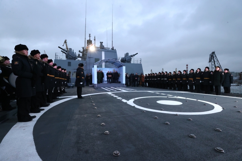 Церемония подъема флага на поступающих в состав ВМФ кораблях