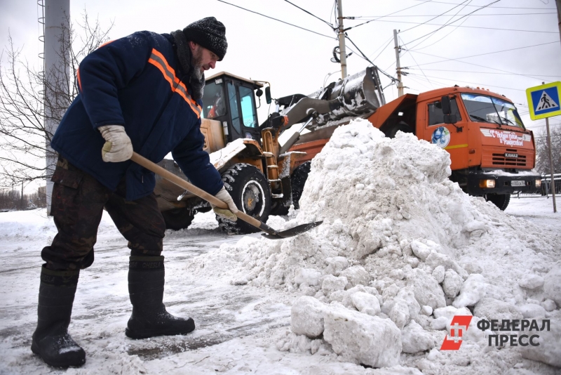 уборка снега, рабочий с лопатой, сугроб
