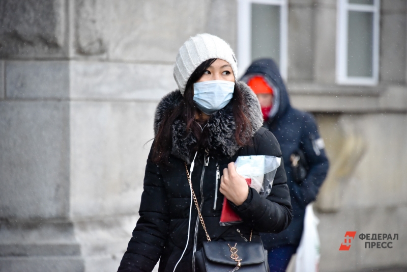 Женщина на улице в медицинской маске