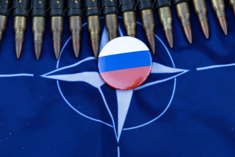 Флаг НАТО и России