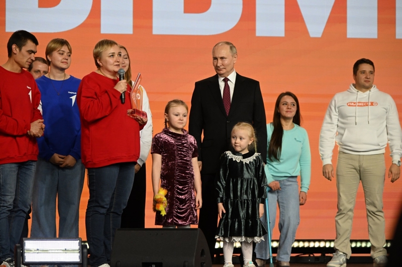 Президент России Владимир Путин на вручении премии МЫВМЕСТЕ на выставке «Россия»