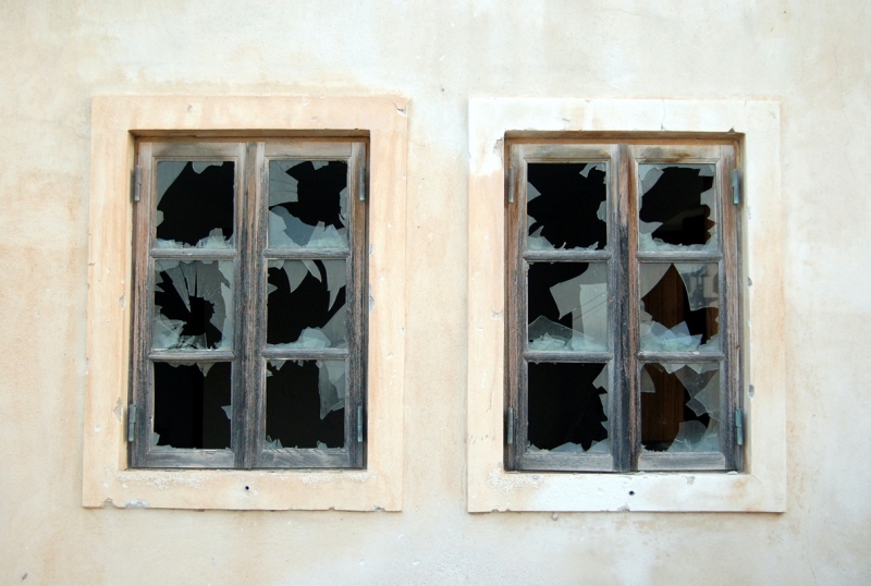 разбитое окно