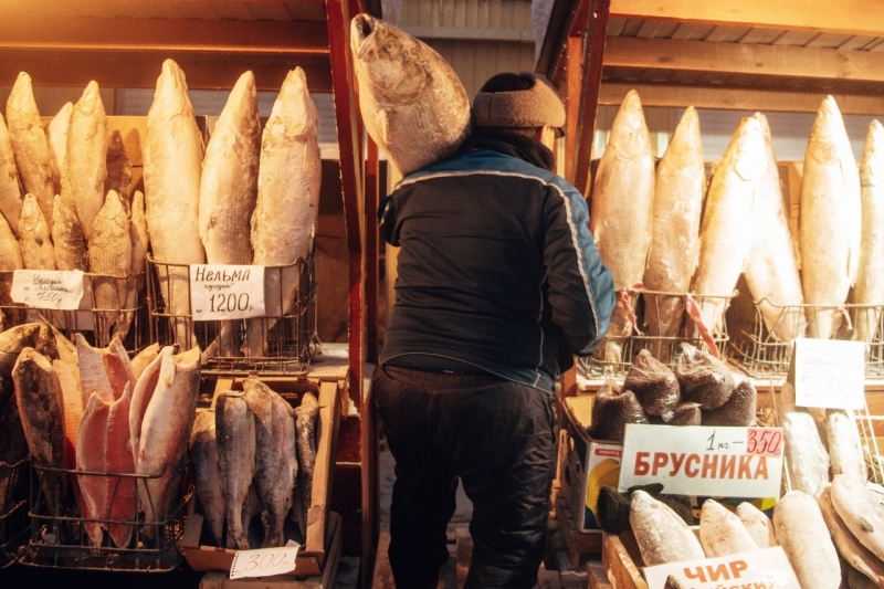 Торговец рыбой на рынке в Якутске