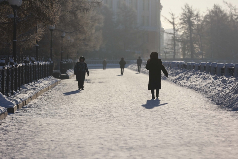 Люди идут по улице в сильный мороз