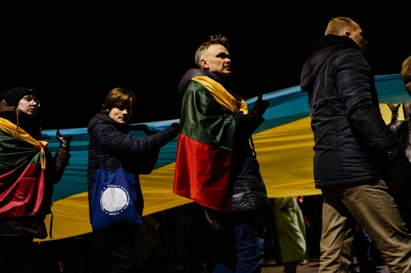 Демонстрация с украинским флагом